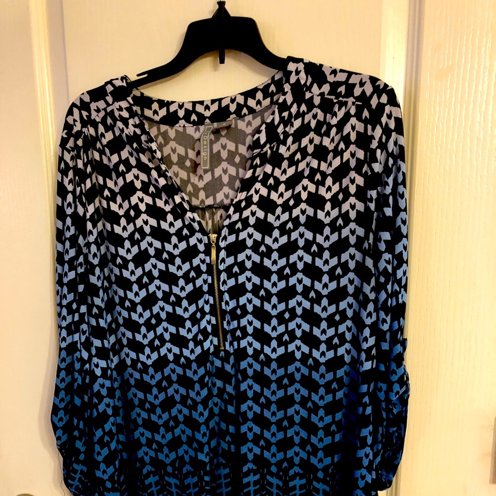 👕 XL women top. Shaded blues. Button up sleeves.
